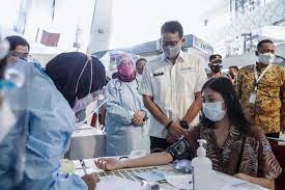 Sandiaga visite les îles Seribu pour revoir les vaccinations des praticiens du tourisme créatif