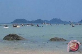 Profiter du coucher de soleil sur la plage de Tanjung Setia, Lampung