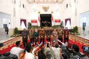 Le président Joko Widodo discute de la crise mondiale lors d&#039;une réunion avec les dirigeants des institutions de l&#039;État