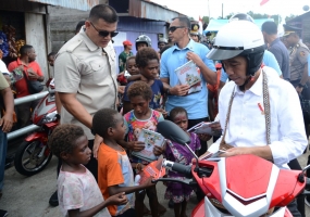 President Joko Widodo distribue des cahiers aux enfants d&#039;Asmat