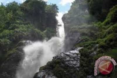 La cascade de Bajuin dans la province de Kalimantan Sud