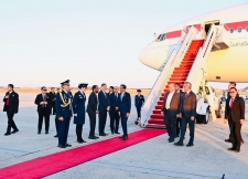 Le président Joko Widodo (en costume et cravate bleus, marchant sur le tapis rouge) est arrivé à la base militaire d&#039;Andrews, à Washington DC, dimanche (11/12/2023) au soir, heure des États-Unis.  Le président Jokowi rencontrera demain le président Biden à la Maison Blanche.  (Photo : Bureau de presse du Secrétariat présidentiel)