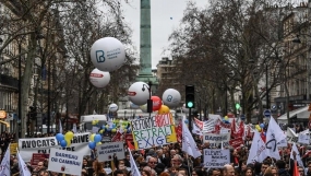 Les manifestants sont à nouveau descendus dans les rues de France pour exiger le droit à la retraite