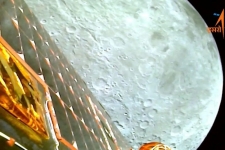 PHOTO DE DOSSIER : Vue de la lune par l&#039;atterrisseur Chandrayaan-3 lors de l&#039;insertion en orbite lunaire le 5 août 2023 dans cette capture d&#039;écran d&#039;une vidéo publiée le 6 août 2023. ISRO/Handout via REUTERS CETTE IMAGE A ÉTÉ FOURNIE PAR UN TIERS. PAS DE RÉSERVES. PAS D&#039;ARCHIVES. MANDATORY CREDIT./File Photo (via REUTERS/ISRO)