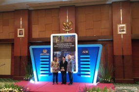 Le président de la BAD, Masatsugu Asakawa (au centre), avec le sous-ministre des Finances, Suahasil Nazara (à gauche), lors du lancement du livre de partenariat de 50 ans entre la BAD et l&#039;Indonésie au ministère des Finances, Jakarta, mardi (03/03/2020).