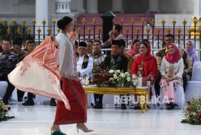 Le président Joko Widodo (au centre) accompagné de la Première Dame Iriana Joko Widodo (deuxième à droite). Photo : ANTARA PHOTO/Sigid Kurniawan