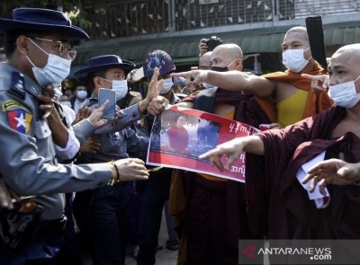 La Birmanie se réchauffe, les partisans pro-militaires s&#039;affrontent avec les citoyens