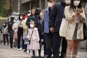 Des habitants portant des masques font la queue pour voter aux élections législatives dans le cadre d&#039;une pandémie de COVID-19 dans un bureau de vote à Séoul, en Corée du Sud, mercredi (4/15/2020)