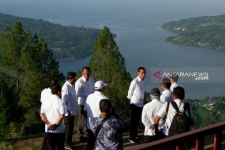 Le président Joko Widodo lors qu&#039;il est  au géosite de Sipinsur, Humbang Hasundutan, lundi