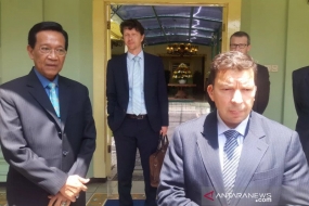 Le secrétaire du ministre des Affaires étrangères de la République tchèque, Miloslav Stasek, répond aux questions de l&#039;équipe des médias après une réunion avec le gouverneur de DIY Sultan HB X au bureau de Kepatihan, Yogyakarta, lundi (9/12/2019)