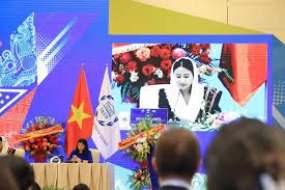Roro Esti explique les étapes pour atteindre les objectifs de développement durable (ODD) lors de la session de l'UIP au Vietnam