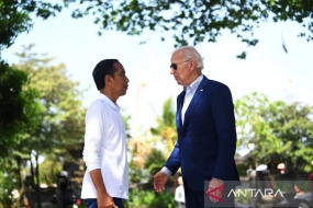 Photo d&#039;archives - Le président Joko Widodo (à gauche) salue l&#039;arrivée du président américain Joe Biden à la pépinière de mangroves et au site de plantation du Ngurah Rai Grand Forest Park, le deuxième jour du sommet du G20 Indonésie à Denpasar, Bali, mercredi (16/11/2022). ANTARA FOTO/Centre de presse G20 Indonésie/Aditya Pradana Putra/aww.