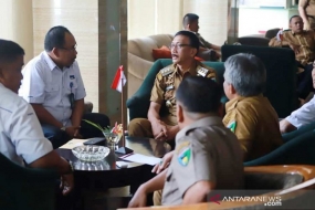 Le chef de LPP RRI Padang, M. Lahar Rudiarso avec le régent de la côte du Sud, Hendrajoni