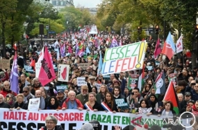 Des milliers de personnes ont manifesté à Paris, samedi (11/12/2023), pour exiger qu&#039;un cessez-le-feu soit mis en œuvre immédiatement à Gaza.  ANTARA/Anadolu/aa.