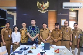 Wahyudi, secrétaire régional de la ville de Banda Aceh (quatrième à droite), a reçu la visite du haut représentant de la JICA, Ono Nozomo, et d&#039;autres responsables de la JICA, à l&#039;hôtel de ville de Banda Aceh, mardi 19/12/2023. ANTARA/HO-Relations publiques du gouvernement municipal de Banda Aceh.