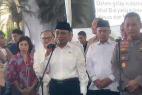 Le ministre coordonnateur du Développement humain et de la Culture, Muhadjir Effendy, et le chef de la police nationale, le général Listyo Sigit Prabowo, ont fait un communiqué de presse après avoir visité l&#039;église cathédrale de Jakarta, samedi (24/12/2023). (KOMPAS.com/Pramulya Sadewa)