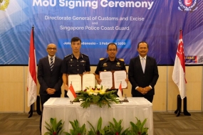 L&#039;atmosphère de la signature d&#039;un protocole d&#039;accord renforçant la surveillance de la frontière maritime l&#039;Indonésie - Singapour entre le directeur général des douanes du ministère des Finances, Heru Pambudi et le commandant de la  garde-côtière de la police de Singapour Cheang Keng Keong à Jakarta, mardi