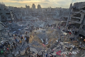 Un certain nombre de Palestiniens recherchent et sauvent des victimes dans le camp de réfugiés de Jabalia qui a été détruit par les attaques israéliennes dans la bande de Gaza (31/10/2023). ANTARA FOTO/Reuters/Anas al-Shareef/tom.