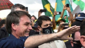 Rejoindre la manifestation au milieu de la pandémie de Corona, le président brésilien Bolsonaro enlève le masque