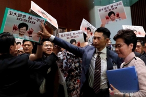 Quatre législateurs de Hong Kong ont été disqualifiés une fois que Pékin a adopté la résolution