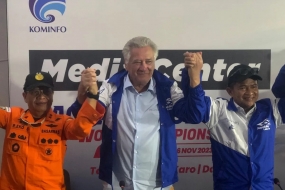 Le fondateur de H2O Racing, Nicolo Di San Germano (au centre), après avoir fait une déclaration à la presse à l&#039;arène H2O F1 de Balige Harbour, Toba Regency, nord de Sumatra, dimanche (26/11/2023).  ANTARA/Roy Rosa Bachtiar.