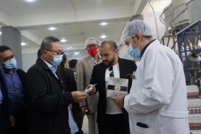 Le ministre du Commerce Zulkifli Hasan a visité une société d&#039;importation de café d&#039;Égypte, Zahret El Bon El Brazili Co, au Caire, en Égypte, mardi (16/5/2023). (ANTARA/Ho/Ministère du Commerce/doc.Pri)