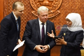 Le gouverneur de Java Est, Khofifah Indar Parawansa (à droite) lors de parler avec  l’ambassadeur de Biélorussie, Valery Kolesnik (au centre) à l’édifice Grahadi State à Surabaya, lundi (12/8).