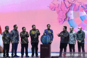 Le président Joko Widodo (cinquième à gauche) accompagné (de gauche à droite) du directeur général de PT Bank Rakyat Indonesia (Persero) Tbk Sunarso