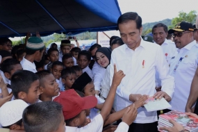 Le président Jokowi était accompagné du vice-président Ma&#039;ruf Amin et un certain nombre de responsables ont fait une déclaration à la presse dimanche au cimetière des héros de Kalibata, Jakarta du Sud.