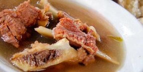 La soupe à bebalung, une cuisine de la province de Nusa Tenggara Ouest,