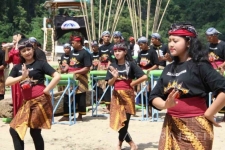 Un certain nombre de danseurs dansent sur la musique traditionnelle rontek sur la côte de Pancer Door Beach, Pacitan, Java Est, jeudi (18/8).