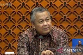 Le gouverneur de la Banque d&#039;Indonésie (BI) Perry Warjiyo a annoncé les résultats de la réunion du Conseil des gouverneurs (RDG) de la BI en janvier 2024 à Jakarta, mercredi (17/1/2024). ANTARA/Martha Herlinawati Simanjuntak