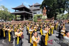 La ministre de l&#039;Autonomisation des femmes et de la Protection de l&#039;enfance (PPPA), célèbre la Journée mondiale de la danse avec des milliers de danseurs balinais