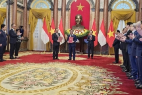 Le ministre indonésien des Affaires maritimes et de la Pêche (Men-KP), Sakti Wahyu Trenggono, et le ministre vietnamien de l&#039;Agriculture et du Développement rural Le Minh Hoan ont échangé des documents sur la coopération en matière de pêche au Palais présidentiel vietnamien, vendredi (12/1/2024). L&#039;échange de documents s&#039;est déroulé en présence directe du Président de la République d&#039;Indonésie Joko Widodo et du Président de la République socialiste du Vietnam Võ Văn Thưởng.