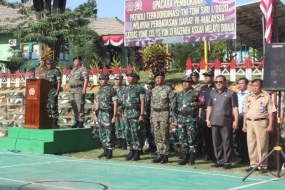 La cérémonie d&#039;ouverture de la patrouille de coordination entre TNI et le TDM à la frontière entre l&#039;Indonésie et la Malaisie, le district de Badau, la région de Kapuas Hulu, Kalimantan occidental