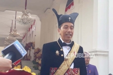 Le président Joko Widodo portait la tenue traditionnelle Ageman Songkok Singkepan Ageng pour la 78e cérémonie du Jour de l&#039;indépendance indonésienne au Palais Merdeka, le 17 août 2023. Photo : Republika/N Dessy Suciati Saputr