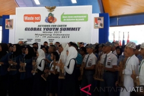 Des étudiants d&#039;un certain nombre de pays jouent  angklung lors de l&#039;ouverture du Sommet mondial de la jeunesse de 2019 au lycée Taruna Nusantara, en régence   Magelang (Antara)