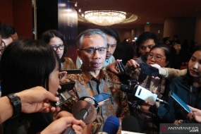 Le président du Conseil des commissaires de l&#039;OJK, Wimboh Santoso, à CNBC Economic Outlook à Jakarta, mercredi (26/02/2020)