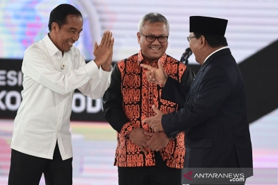  348/5000 Archives du candidat numéro 01 Joko Widodo (à gauche) et candidat à la présidentielle 02 Prabowo Subianto (deuxième à droite) avec le président de la KPU, Arief Budiman (deuxième à gauche) avant de participer au débat présidentiel du quatrième tour à l&#039;hôtel Shangri La à Jakarta, samedi (03/30/2019 ) Le débat a soulevé les thèmes suivants: idéologie, gouvernement, défense et sécurité, et relations internationales.