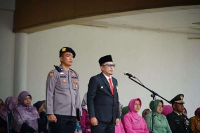 Régent de la régence de Tanah Datar, Eka Putra, agissant en tant qu&#039;inspecteur des cérémonies commémorant la 75e Journée de la défense nationale, la Journée nationale de solidarité sociale (HKSN) et la fête des mères