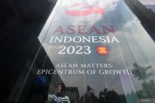 Des travailleurs nettoient le verre portant le logo de l&#039;ASEAN au bureau du ministère des Finances, à Jakarta, mercredi (30/8/2023). ANTARA FOTO/Indrianto Eko Suwarso/foc