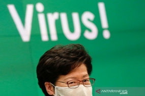 La directrice générale de Hong Kong, Carrie Lam, porte un masque lorsqu&#039;elle donne des informations aux médias sur la pandémie mondiale de virus corona (COVID-19) à Hong Kong, Chine, lundi (13/07/2020)