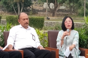 Aryono Hendro, directeur général du temple de Prambanan (à gauche) et la directrice du marketing et des services de PT TWC Borobudur, Prambanan et Ratu Boko Hetty Herawati (à droite).