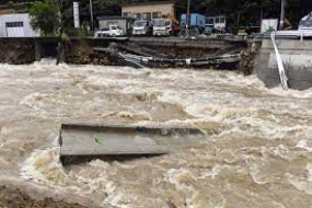 L&#039;Inondation et glissement de terrain au Japon, un mort et deux perdus