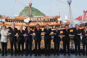 Le président philippin Ferdinand Marcos Jr. ou Bongbong Marcos (extrême gauche) pose pour une photo avec un certain nombre de dirigeants de pays de l&#039;ASEAN le premier jour du sommet de l&#039;ASEAN 2023 à Labuan Bajo, East Nusa Tenggara (NTT), mercredi (10/5/ 2023). (KOMPAS - PHOTOGRAPHES HÔTES ASEAN 2023)