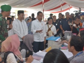 Le président indonésien apprécie les habitants de Lombok de construire des maisons antisismiques