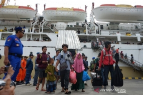 Les passagers de bateaux au port de Benoa, Bali.