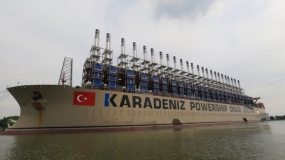 Deux navires de Turquie fournissent de l&#039;électricité à deux provinces