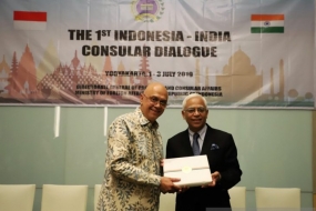 Vice-ministre des Affaires étrangères, l&#039;ambassadeur Sanjiv Arora (à droite) lors du 1er dialogue consulaire entre l&#039;Indonésie et l&#039;Inde à Yogyakarta, du 1er au 3 juillet 2019