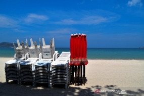 la situation  de la plage de Patong, au deuxième jour du confinement, a été mise en place par le gouverneur de Phuket au milieu des craintes d&#039;une propagation  du virus corona sur l&#039;île de Phuket, en Thaïlande, mercredi (1/4/2020)